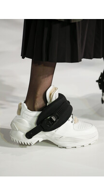 Details Maison Margiela Fall 2018 Ready-to-Wear , Детали показа  Maison Margiela осень зима 2018 , Fashion show , неделя моды в Париже , PFW ,  Paris Fashion Week , Mainstyles